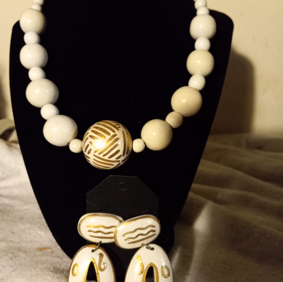 Used,not new  wood large bead choker necklace &matching  pierced wood earrings. - Picture 4 of 4